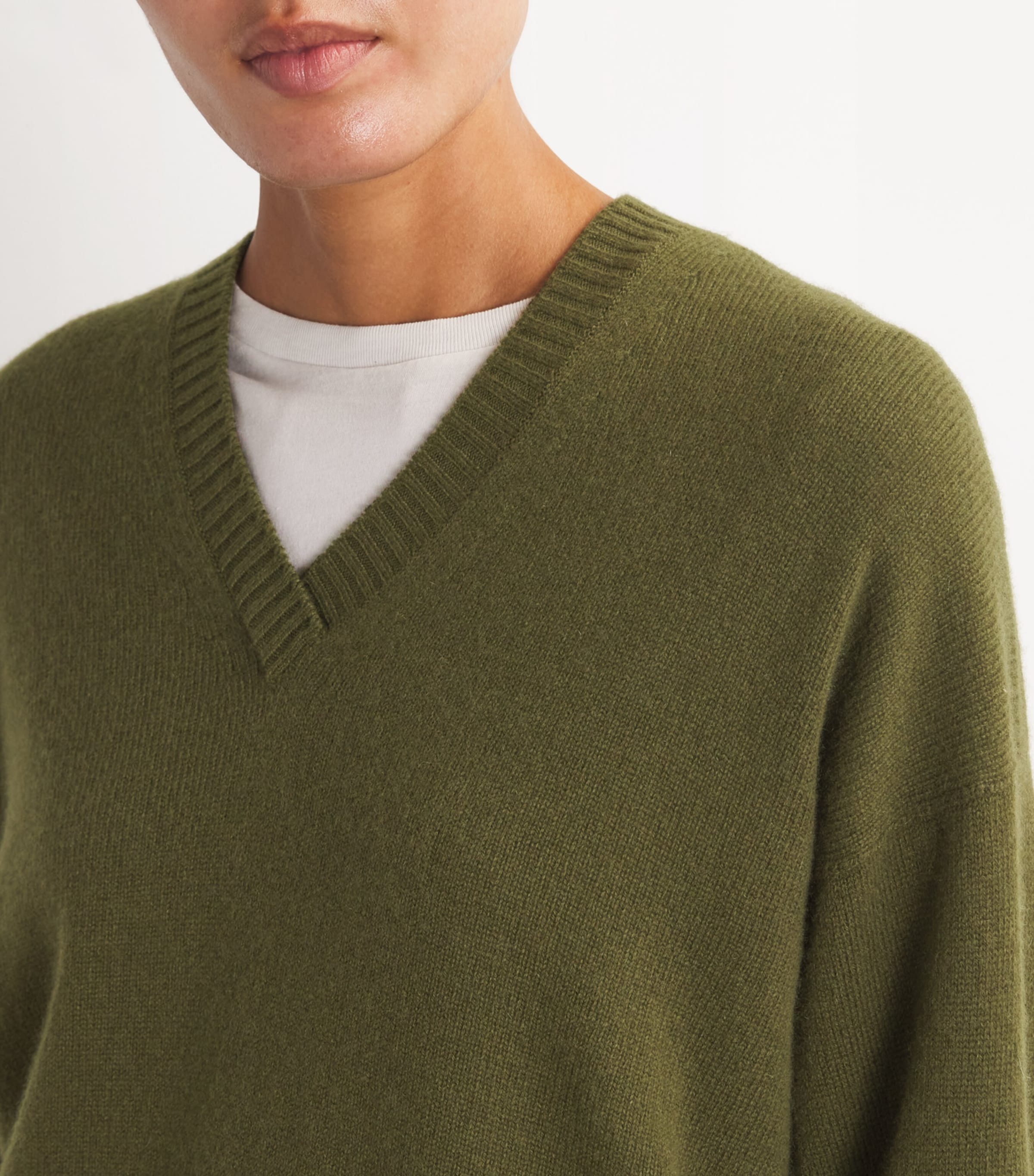 Johnstons Of Elgin Johnstons Of Elgin Cashmere V-Neck Sweater