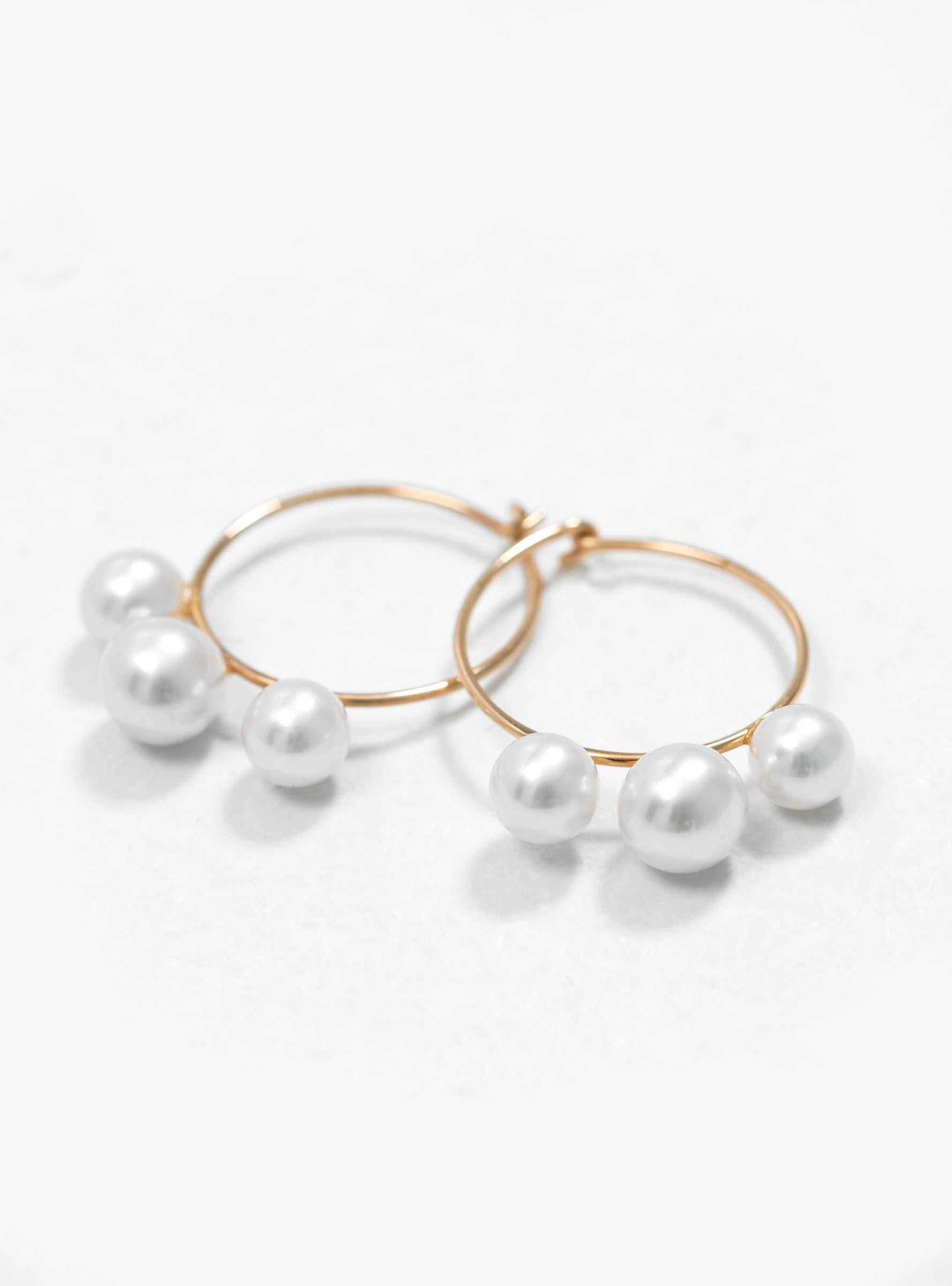  Saskia Diez 3 Pearls Hoop Earrings