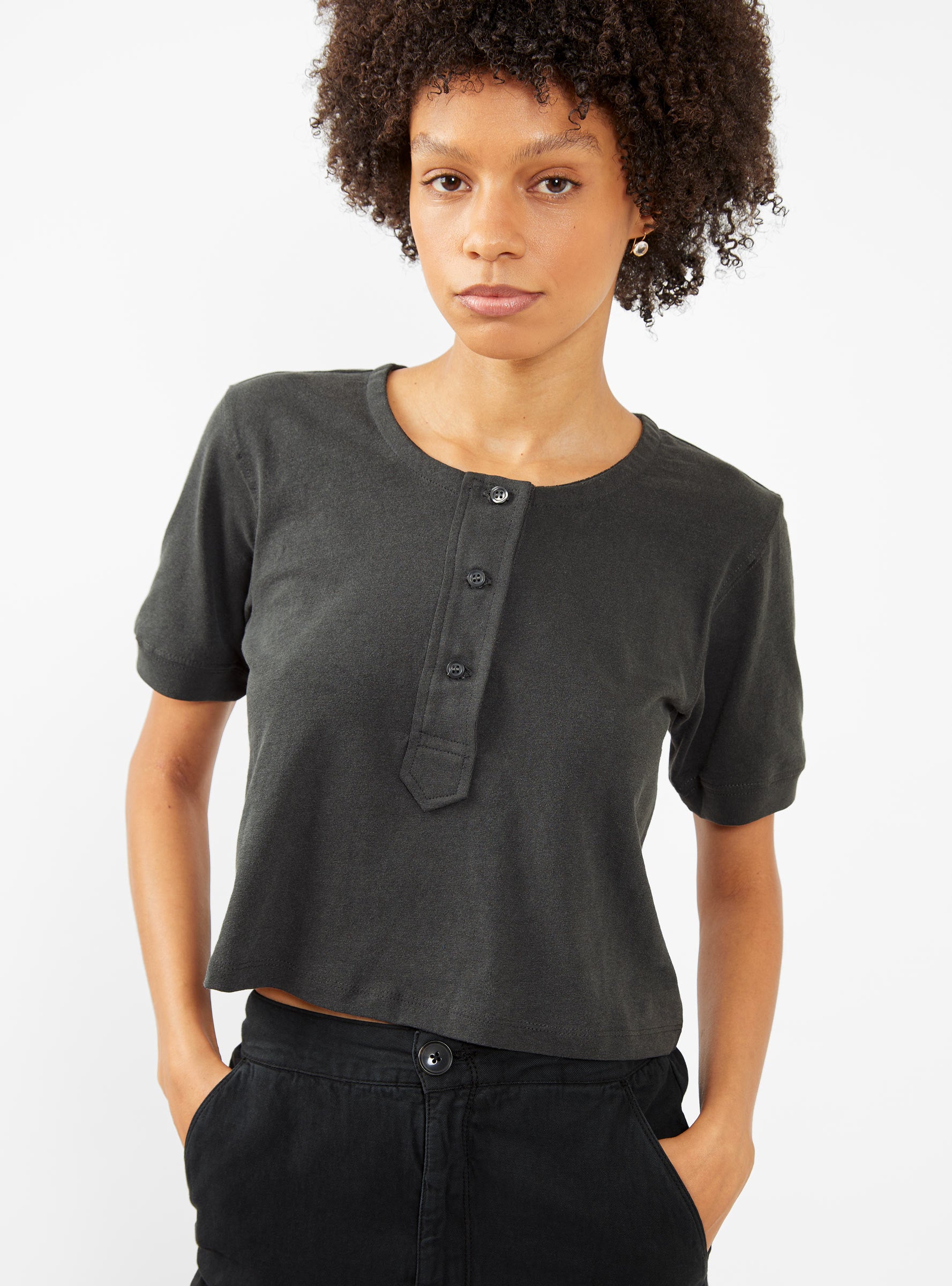  THE GREAT. The Scoop Henley Top Washed Black