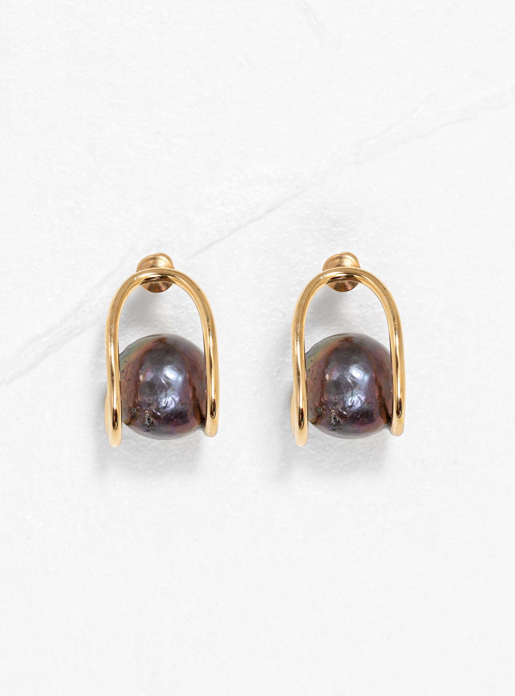  Lady Grey Pearl Swerve Earrings - Gold Black Pearl