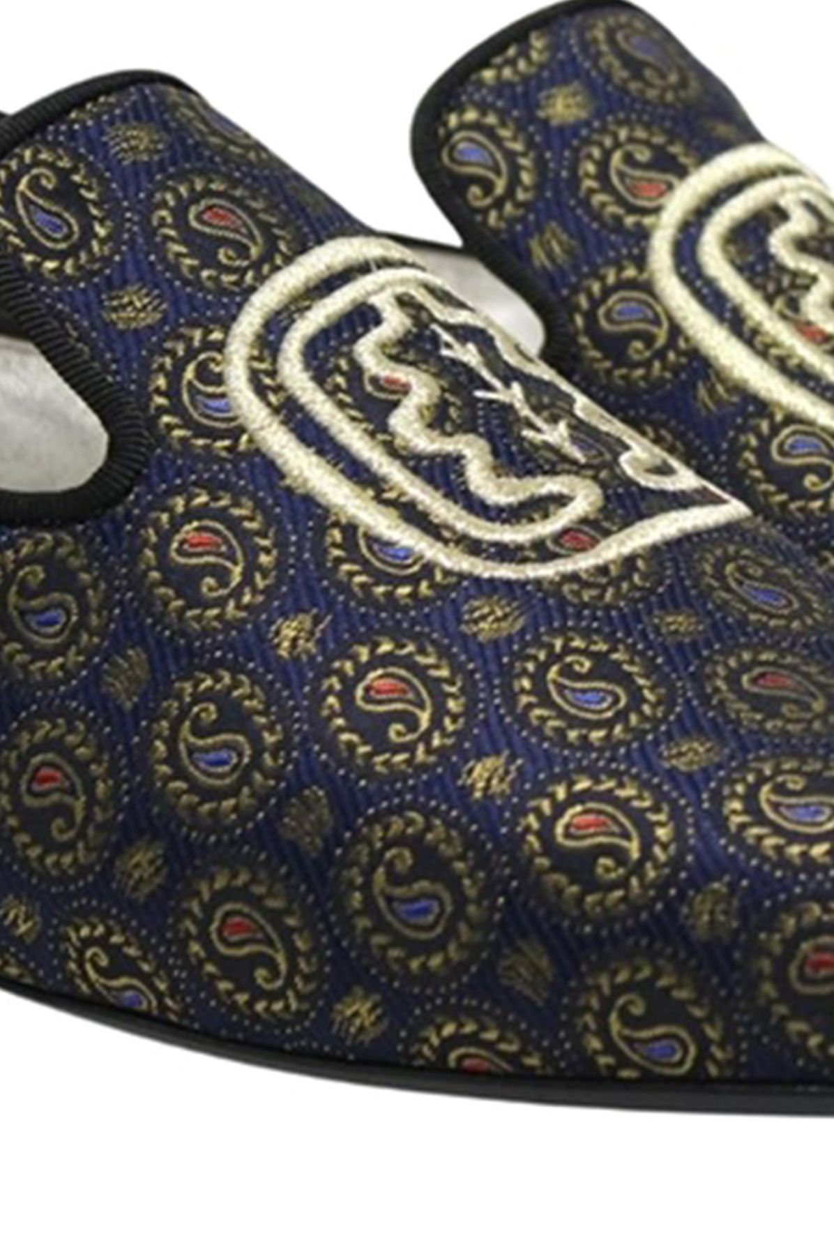  Embroidered loafers