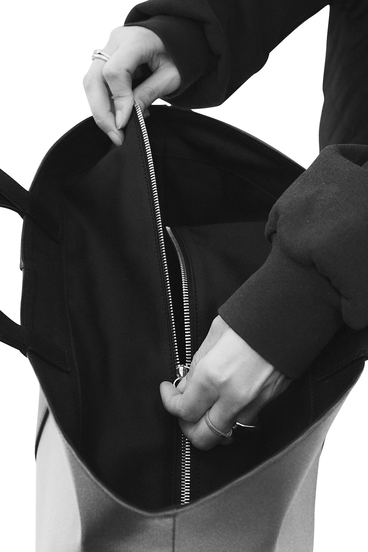  The Pratique zipped tote bag